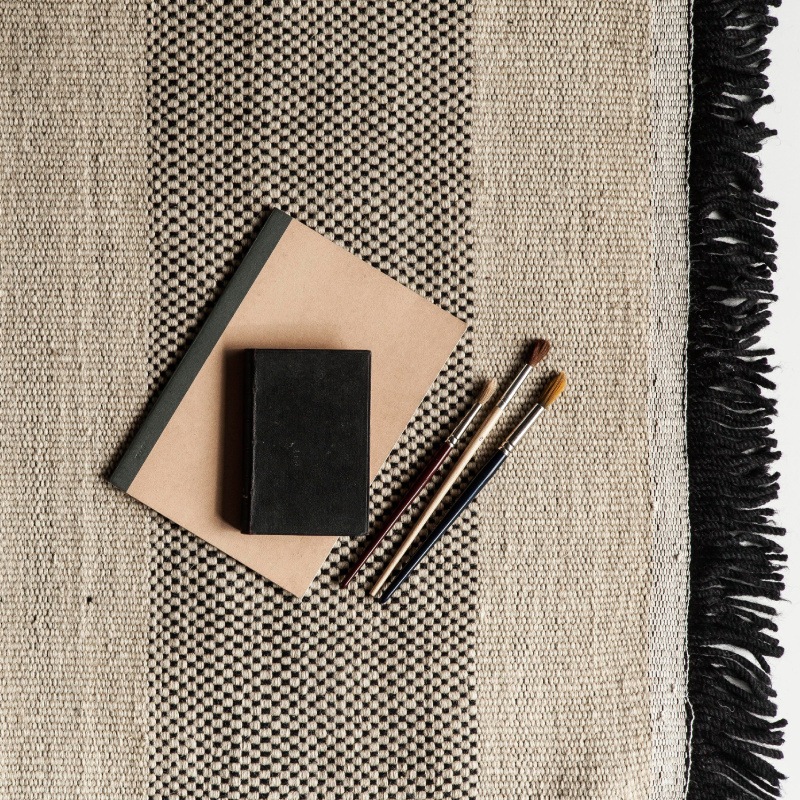 Nanimarquina TRES Stripes Negro Teppich mit Buch