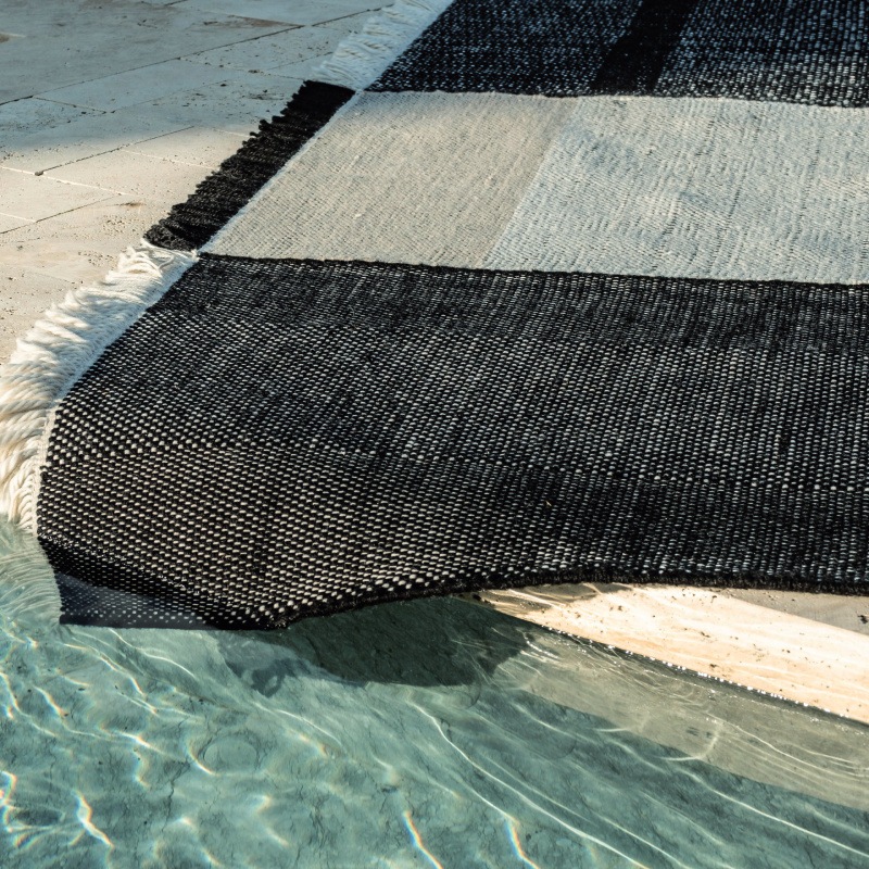 Nanimarquina TRES Outdoor Negro Teppich im Pool