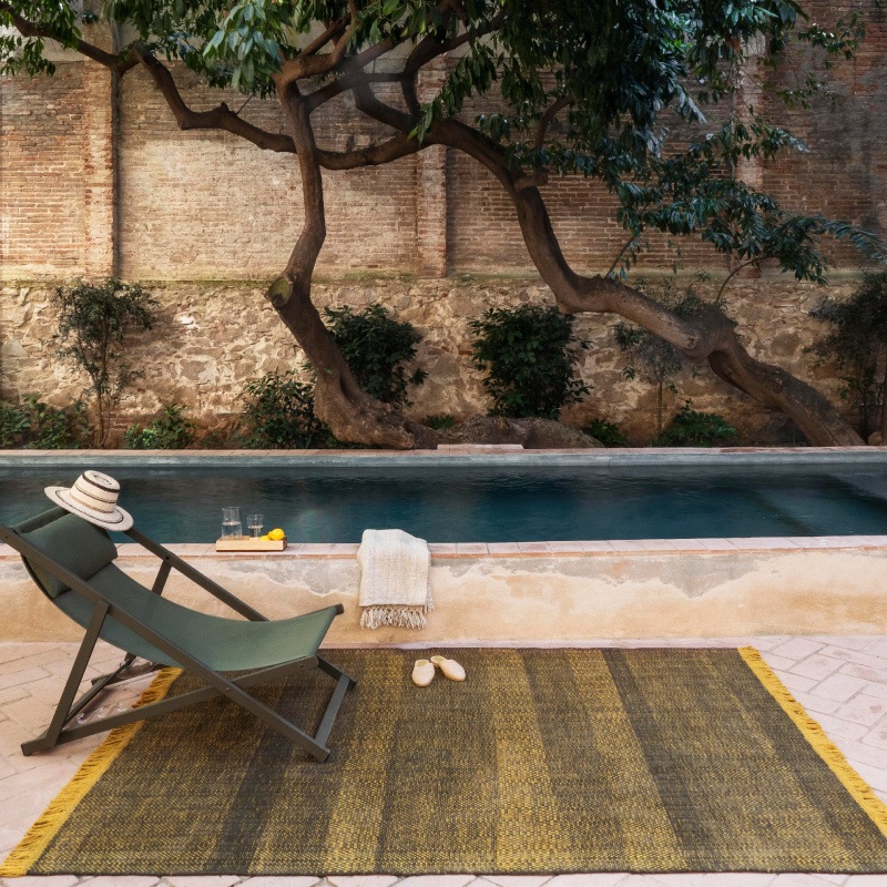Nanimarquina TRES Textura Outdoor Mustard Teppich am Pool