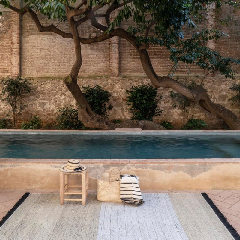 Nanimarquina TRES Stripes Outdoor Black Teppich am Pool