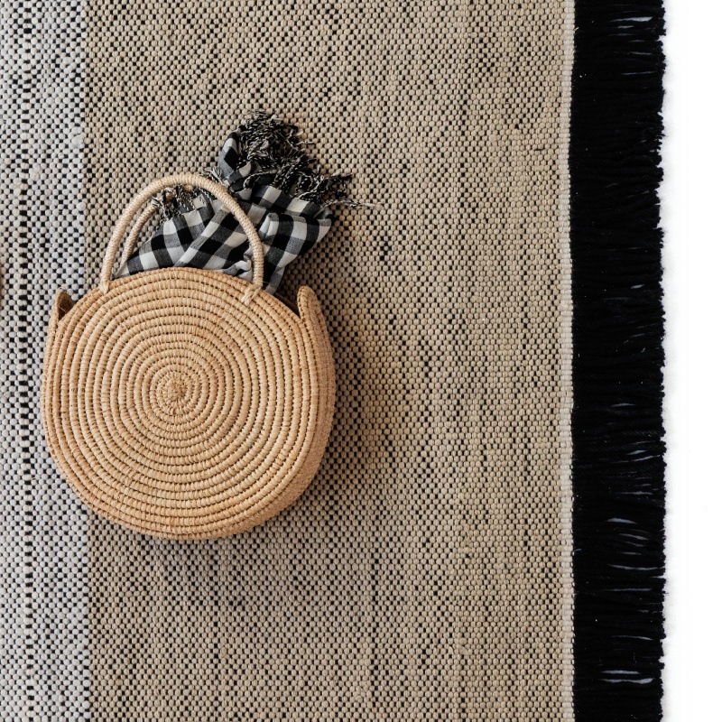 Nanimarquina TRES Stripes Outdoor Black Teppich mit Tasche