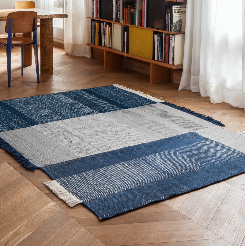 Nanimarquina TRES Azzuro Teppich im Wohnzimmer