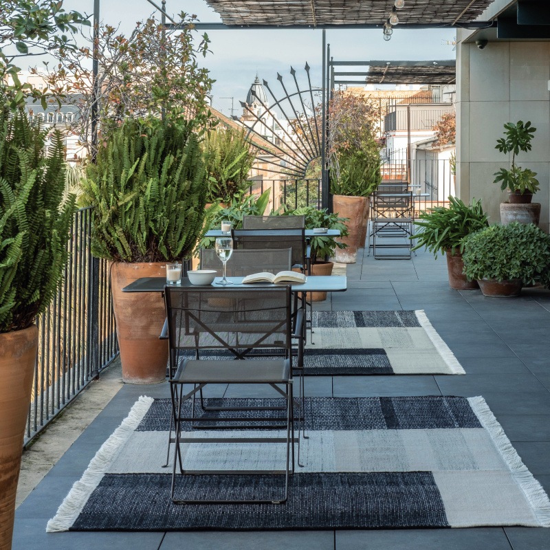 Nanimarquina TRES Outdoor Negro Teppich auf der Terrasse