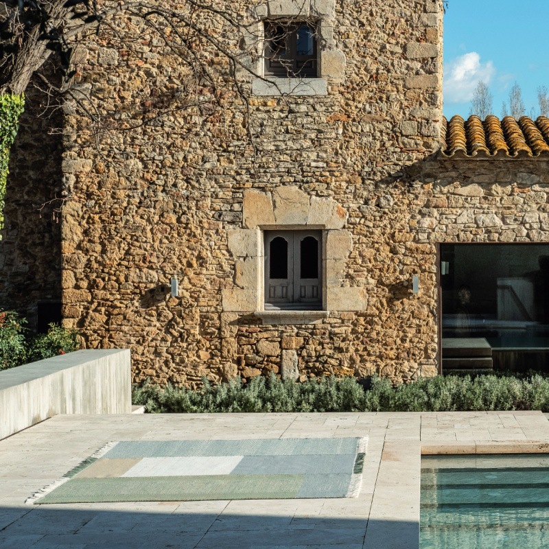 Nanimarquina TRES Outdoor Salvia Teppich am Pool
