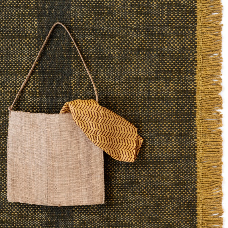 Nanimarquina TRES Textura Outdoor Mustard Teppich mit Tasche